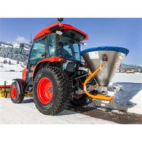 Posypywarka Kubota WDS P-PRO zamontowana na mini ciągniku