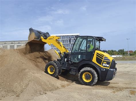 Komatsu WA80M w pracy, widok na kompaktową konstrukcję