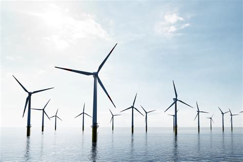 Wózek widłowy SOCMA transportujący element turbiny wiatrowej