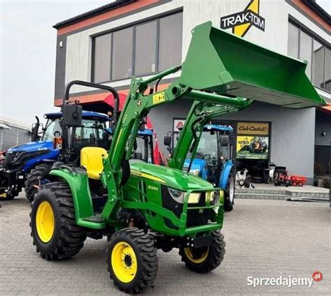 Zdjęcie przedstawiające ciągnik John Deere z ładowaczem czołowym w pracy na polu