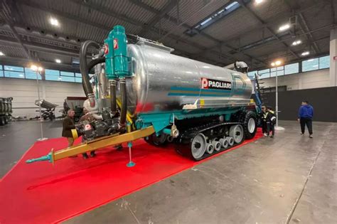 Tematyczne zdjęcie beczkowozu Samson w akcji na polu