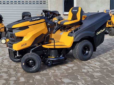 Traktorek ogrodowy Cub Cadet XT z dwukomorowym koszem na trawę