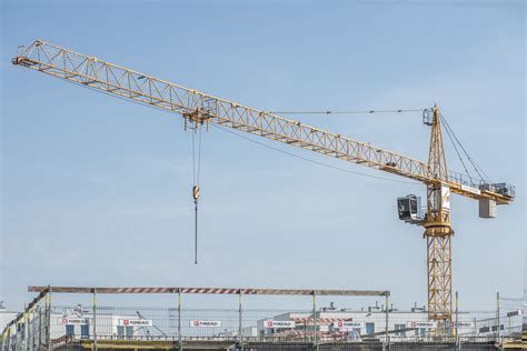 Różne rodzaje żurawi wieżowych na placu budowy