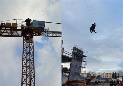 Operator żurawia w kabinie komunikujący się z sygnalistą