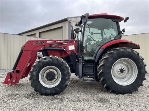 Zdjęcie ciągnika rolniczego Case IH Maxxum 110 podczas prac polowych