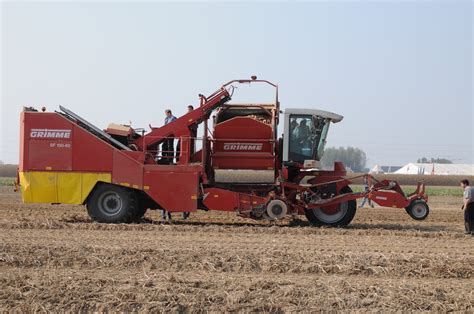 zdjęcie sadzarki karuzelowej podczas pracy na polu