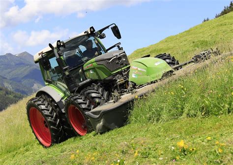 Thematic photo of a Fendt 211 Vario tractor in a field