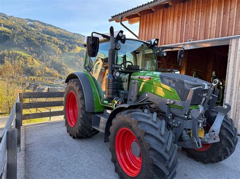 Photo of the Fendt 211 Vario rear hitch and PTO