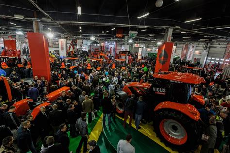 Stoisko Ursus na targach AGROTECH z ciągnikiem