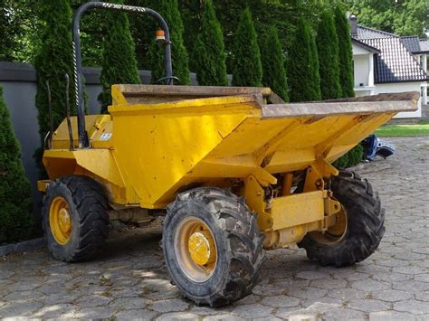 Zdjęcie przedstawiające wozidło budowlane marki Terex lub Benford podczas pracy na placu budowy