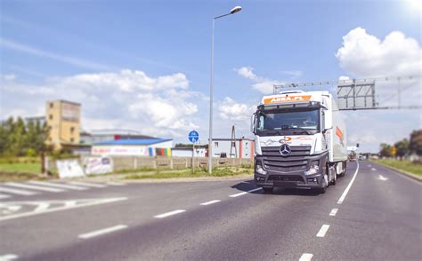 kierowca ciężarówki na trasie - praca w transporcie krajowym i międzynarodowym