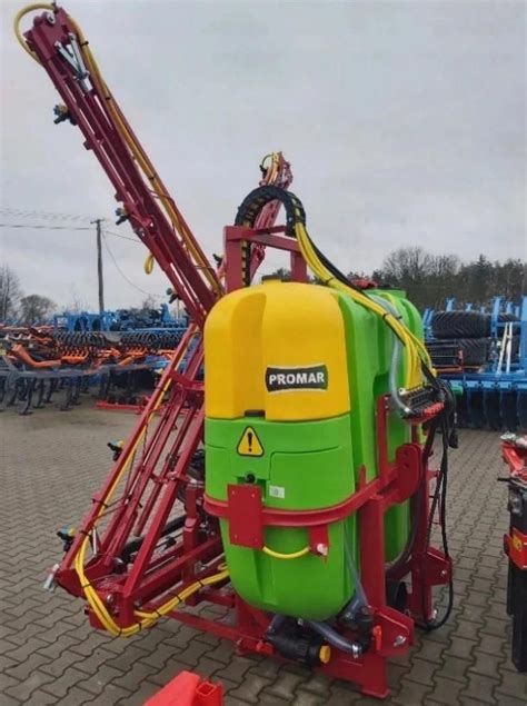 Opryskiwacz zawieszany Agromax podczas pracy na polu