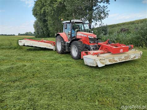 Zdjęcie przedstawiające nowoczesną przednią kosiarkę dyskową marki Lely lub Massey Ferguson w akcji na polu