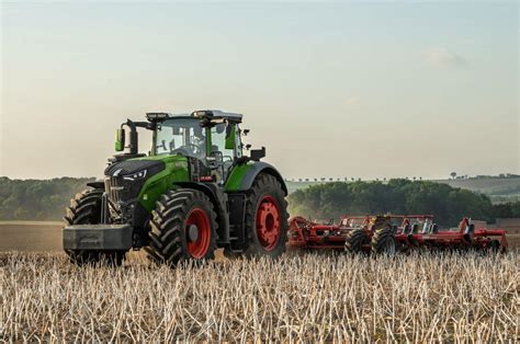 Interior of the Fendt 1000 Vario Gen4 cabin with the UltraVision lighting system on, showing the clear visibility and modern controls