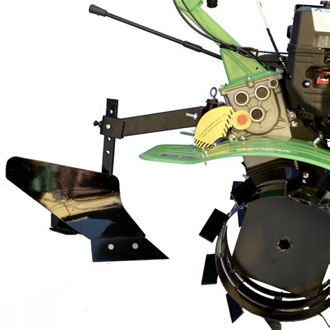 Schemat budowy glebogryzarki spalinowej z oznaczeniem miejsc do uzupełnienia płynów