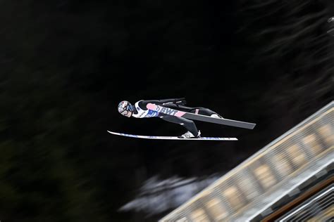 Zdjęcie przedstawiające norweskich skoczków narciarskich podczas zawodów