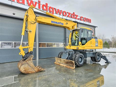 Zdjęcie przedstawiające różnorodne maszyny budowlane Komatsu w akcji