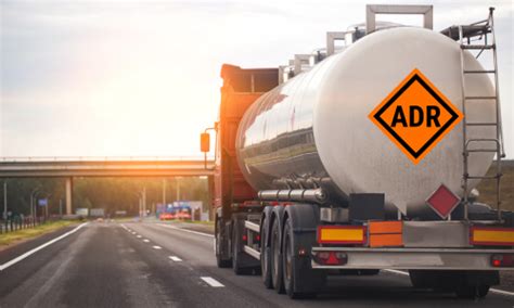 Ciężarówka z oznakowaniem ADR przewożąca materiały niebezpieczne