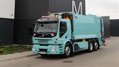 Pojazd komunalny typu śmieciarka odbierający odpady