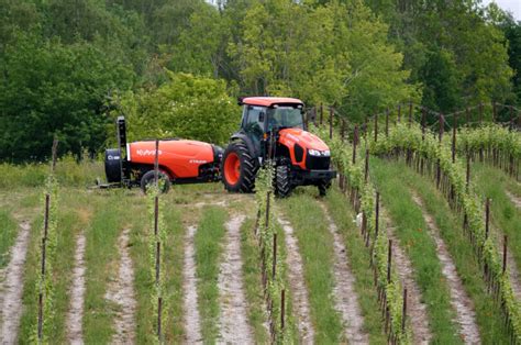 Ilustracja przedstawiająca nowoczesny ciągnik sadowniczy pracujący w sadzie owocowym.