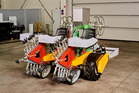 Automatyczna sadzarka Agri-Planter w trakcie sadzenia rozsady