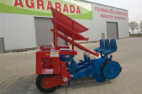 Sadzarka automatyczna Ferrari Futura w akcji na polu pomidorów