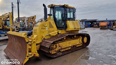 infografika porównująca modele spycharek Komatsu serii D
