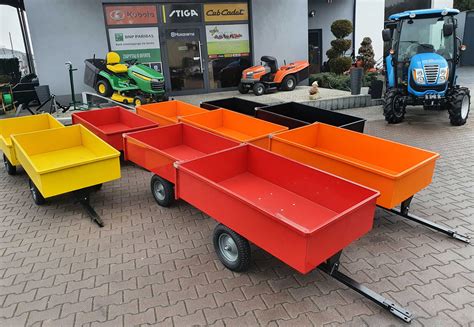 Zdjecie traktora ogrodowego z różnymi przystawkami (np. pług, przyczepka)