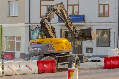 koparka wykonująca prace ziemne na placu budowy