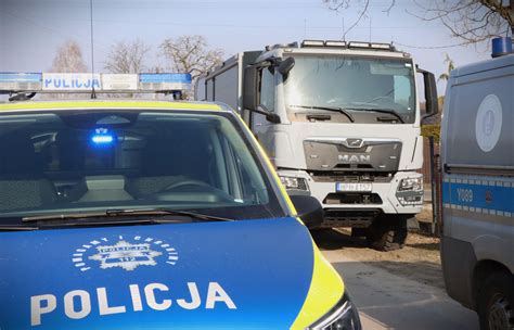 zdjęcie przedstawiające różne niebezpieczne przedmioty znalezione na drodze - od małych opakowań po duże elementy
