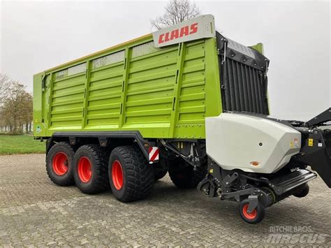 Zdjęcie przedstawiające przyczepę wielozadaniową CLAAS CARGOS 8500 w wersji tridem