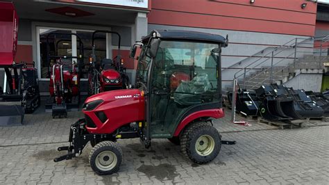 Ciągnik z zamontowanym przednim TUZ