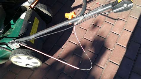 Zdjęcie przedstawiające pękniętą linkę gazu w kosiarce.