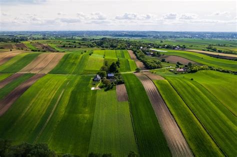 Widok na pole uprawne w Ameryce Południowej z widoczną ochroną przed erozją