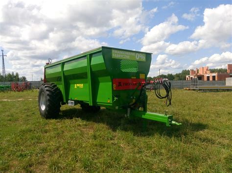 Rozrzutnik obornika N-228 podłączony do ciągnika o mocy do 100 KM