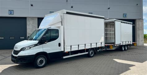 Iveco Daily z przyczepą na placu budowy