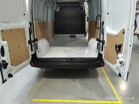 Renault Master z otwartymi drzwiami przestrzeni ładunkowej