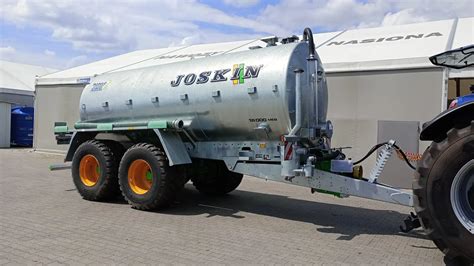 Galeria zdjęć różnych maszyn rolniczych: przyczepa, beczka asenizacyjna, agregat uprawowy.