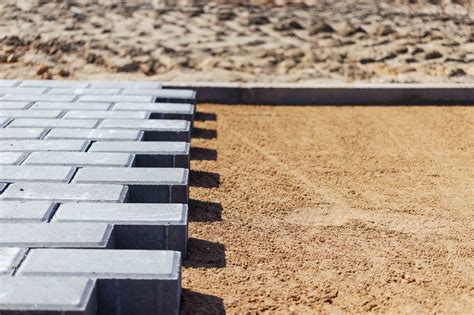 A comparison image showing the differences between sand bedding and cement-sand bedding under paving stones, highlighting stability and water permeability.