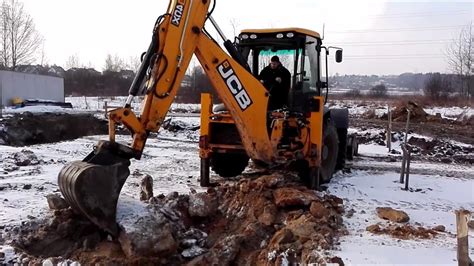 Tematyczne zdjęcie koparki JCB w akcji na placu budowy