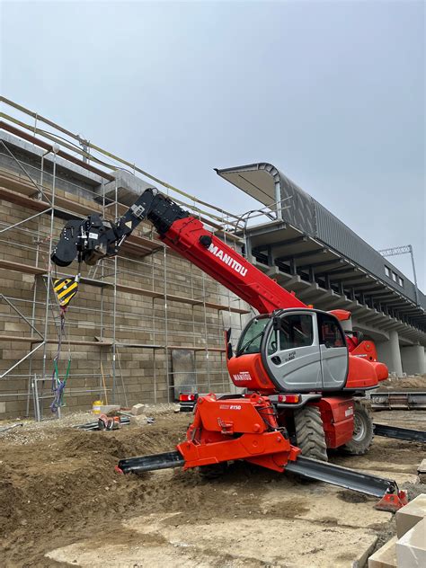 zdjęcie ładowarki teleskopowej Manitou w akcji