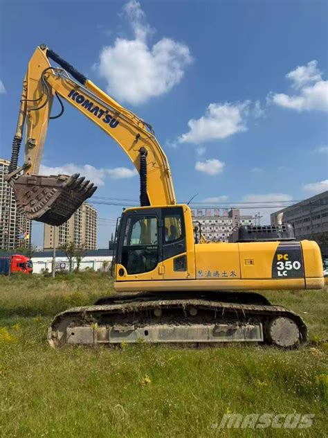 Zdjęcie koparki Komatsu PC 350 LC pracującej na placu budowy