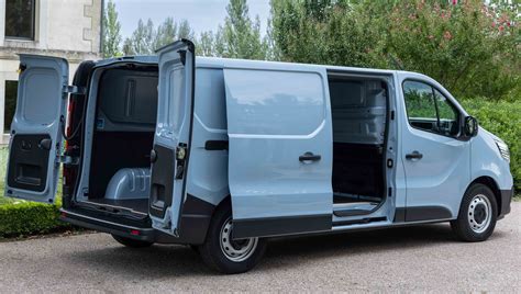 Zdjęcie przedstawiające różne modele Renault Trafic, w tym wersje furgon, osobowe i brygadowe.