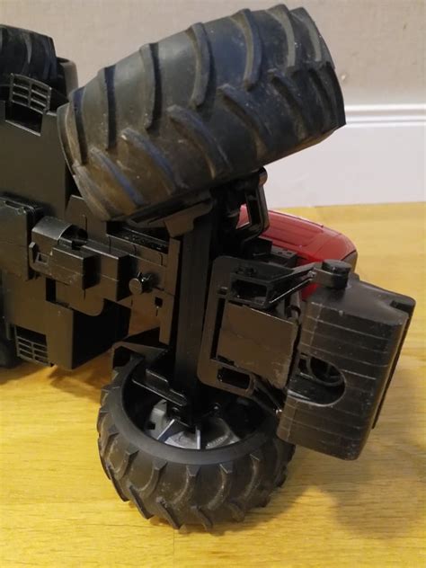 Infographic showing the steerable front axle and opening engine cover of the Bruder tractor