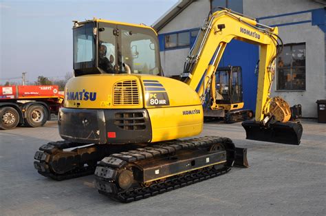 Zdjęcie historycznej maszyny budowlanej Komatsu