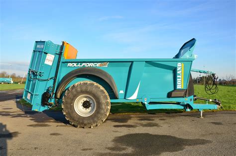 Zdjęcie rozrzutnika Rolland RF 5013 w polu