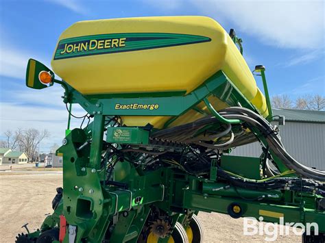 Infografika: Kluczowe technologie siewnika John Deere 1725 NT (kontrola sekcji, AutoPath, ExactEmerge)