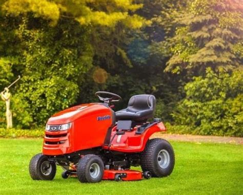 Ilustracja przedstawiająca gamę traktorków ogrodniczych różnych marek