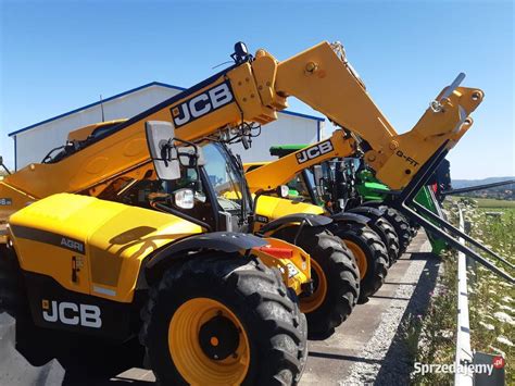 Ładowarka teleskopowa JCB 525-58 w akcji na placu budowy