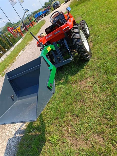 Zdjecie przeglądowe róznych typów małych traktorków